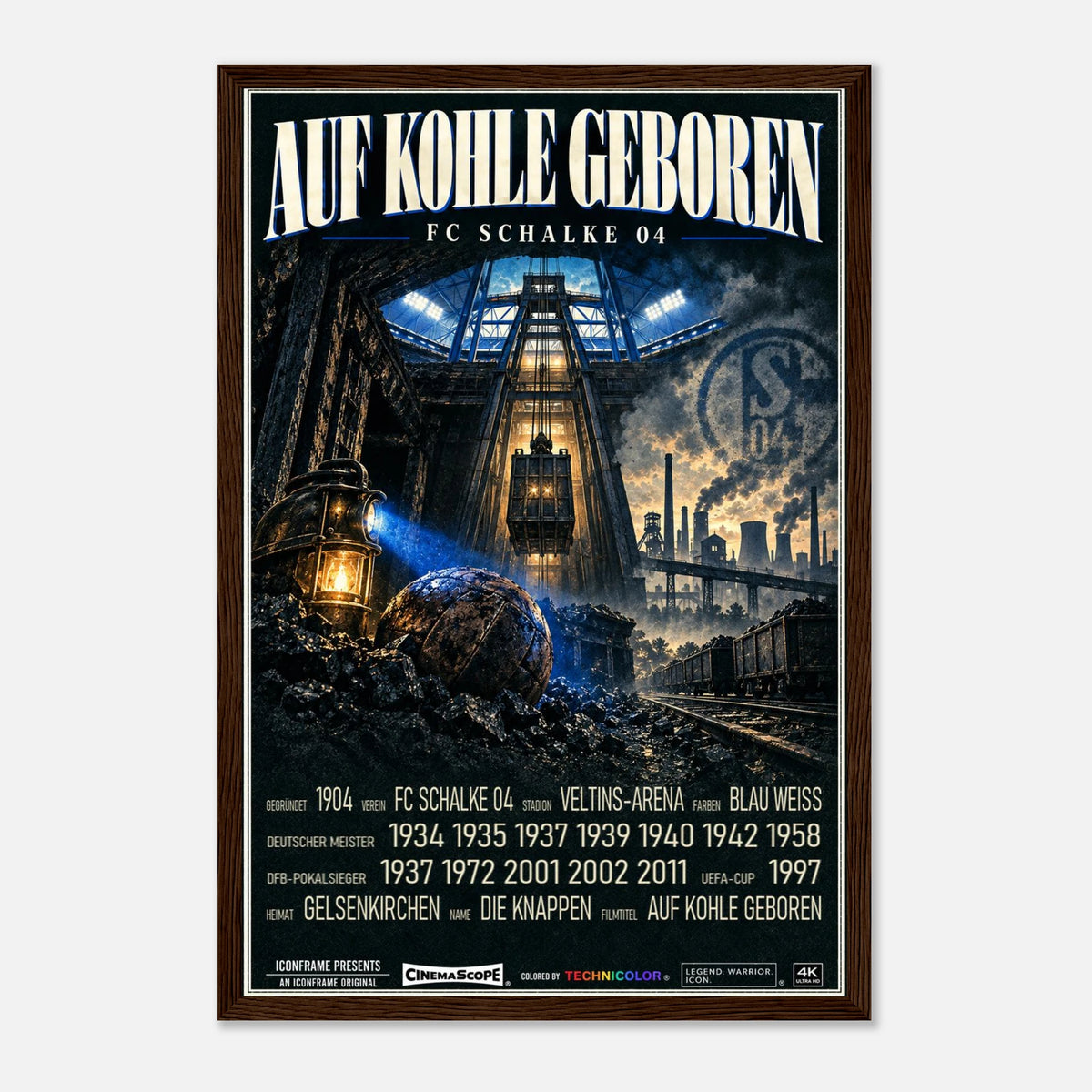 Schalke 04 Poster „Auf Kohle geboren“ – 30 × 45 cm, mit dunkelbraunem Holzrahmen vor hellem Hintergrund