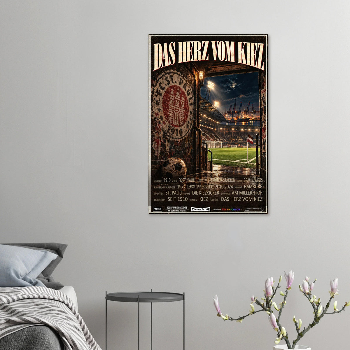 St. Pauli Poster „Das Herz vom Kiez“ an einer grauen Wand neben einem Bett