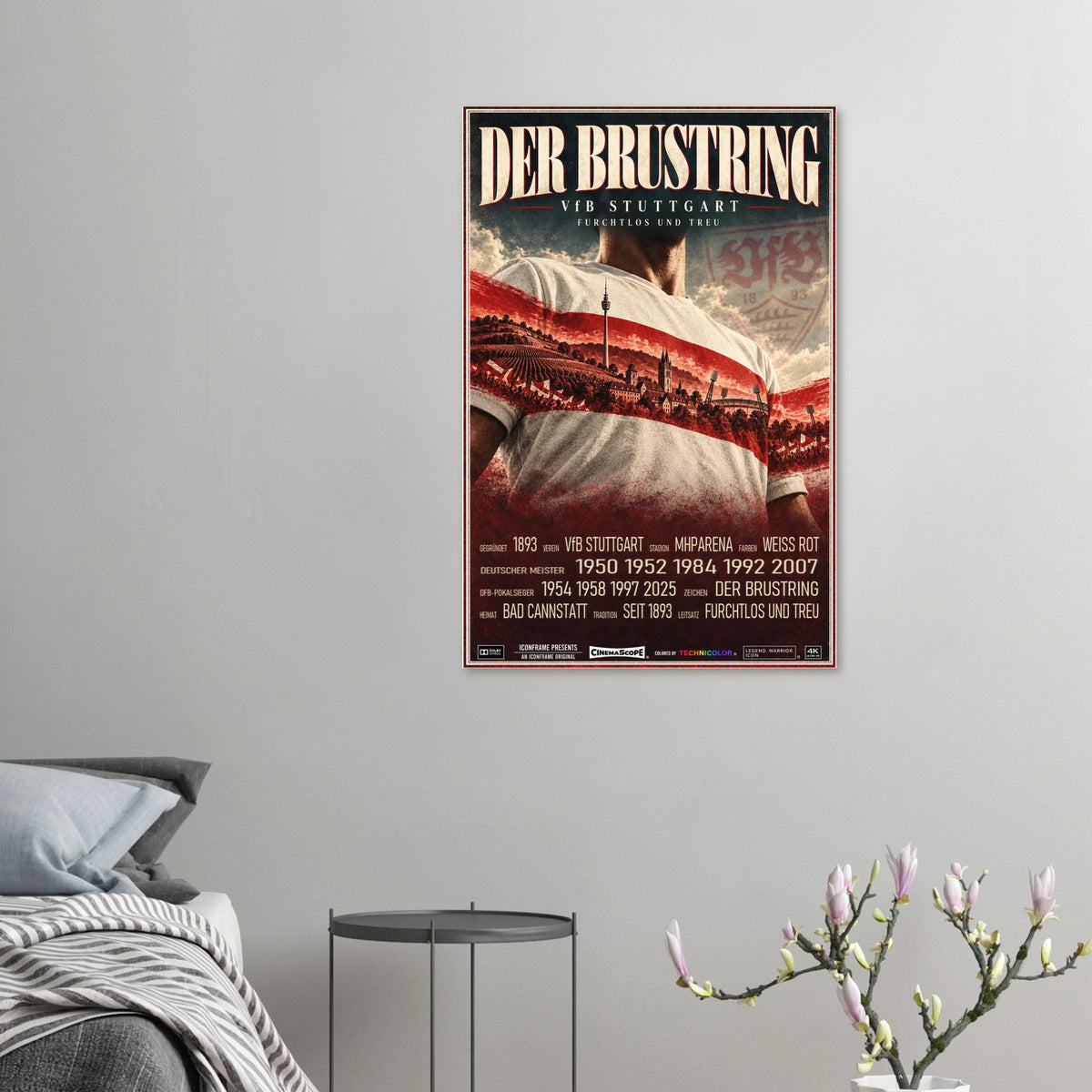 VfB Stuttgart Poster „Der Brustring“ an einer grauen Wand neben einem Bett