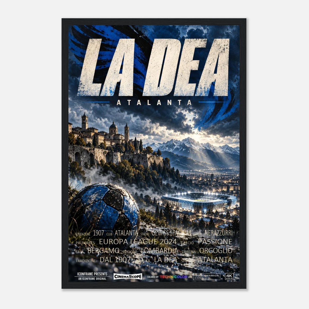 Atalanta Bergamo Poster „La Dea“ – 30 × 45 cm, mit schwarzem Holzrahmen vor hellem Hintergrund