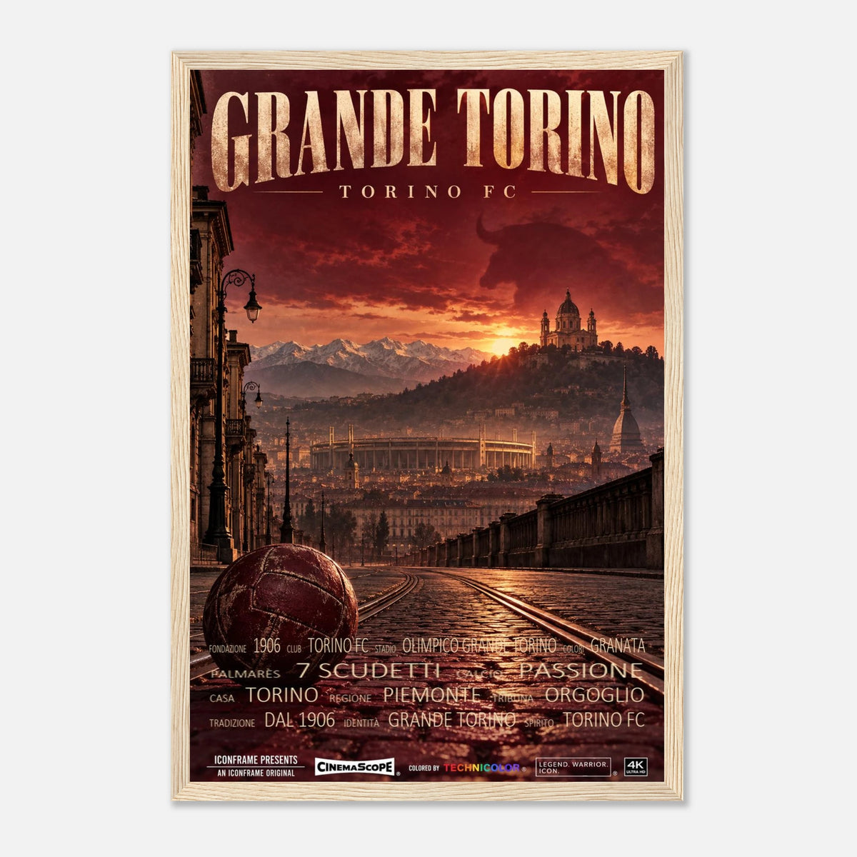 FC Turin Poster „Grande Torino“ – 30 × 45 cm, mit naturfarbenem Holzrahmen vor hellem Hintergrund
