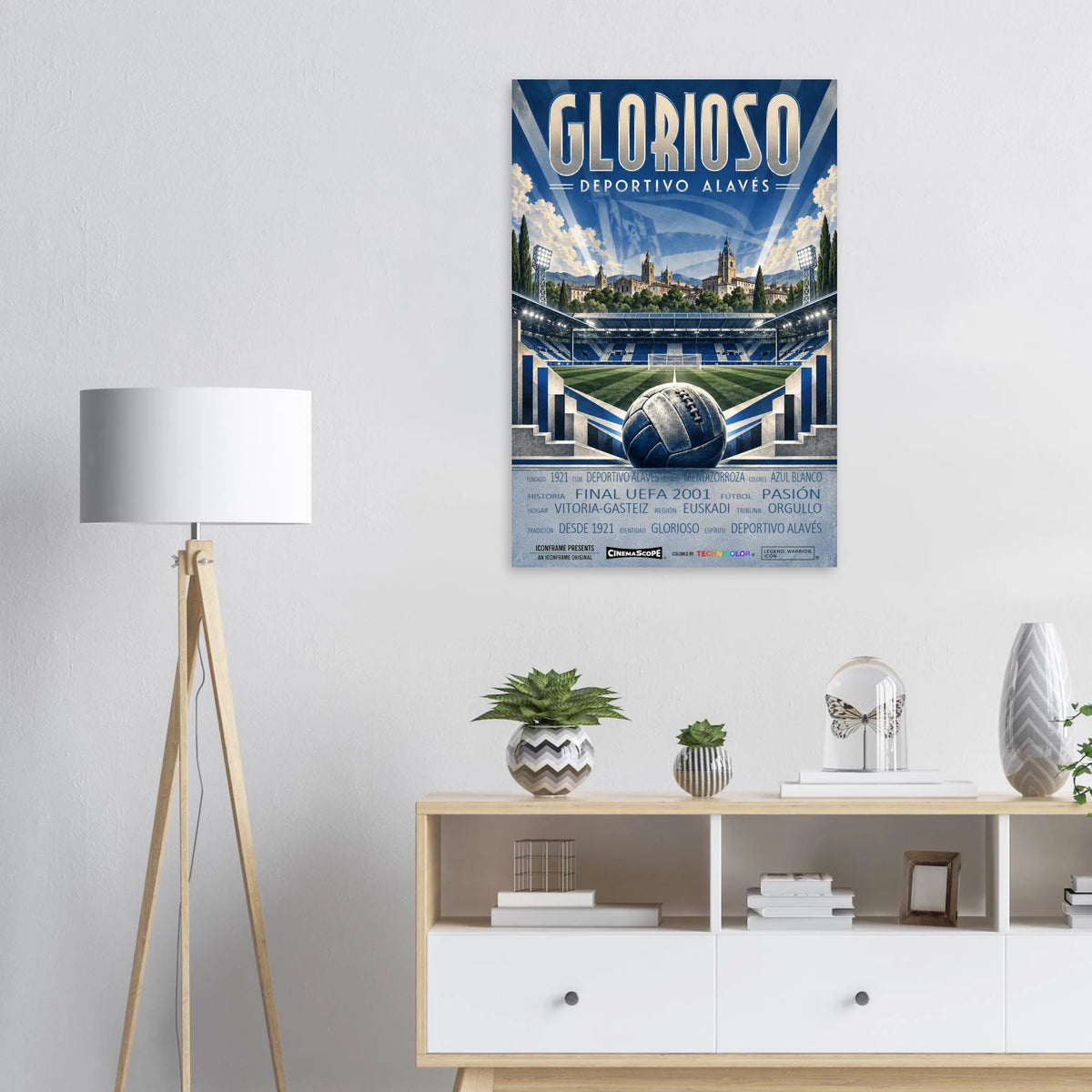Deportivo Alavés Poster „Glorioso“ an einer hellen Wand über einem Sideboard neben einer Stehlampe