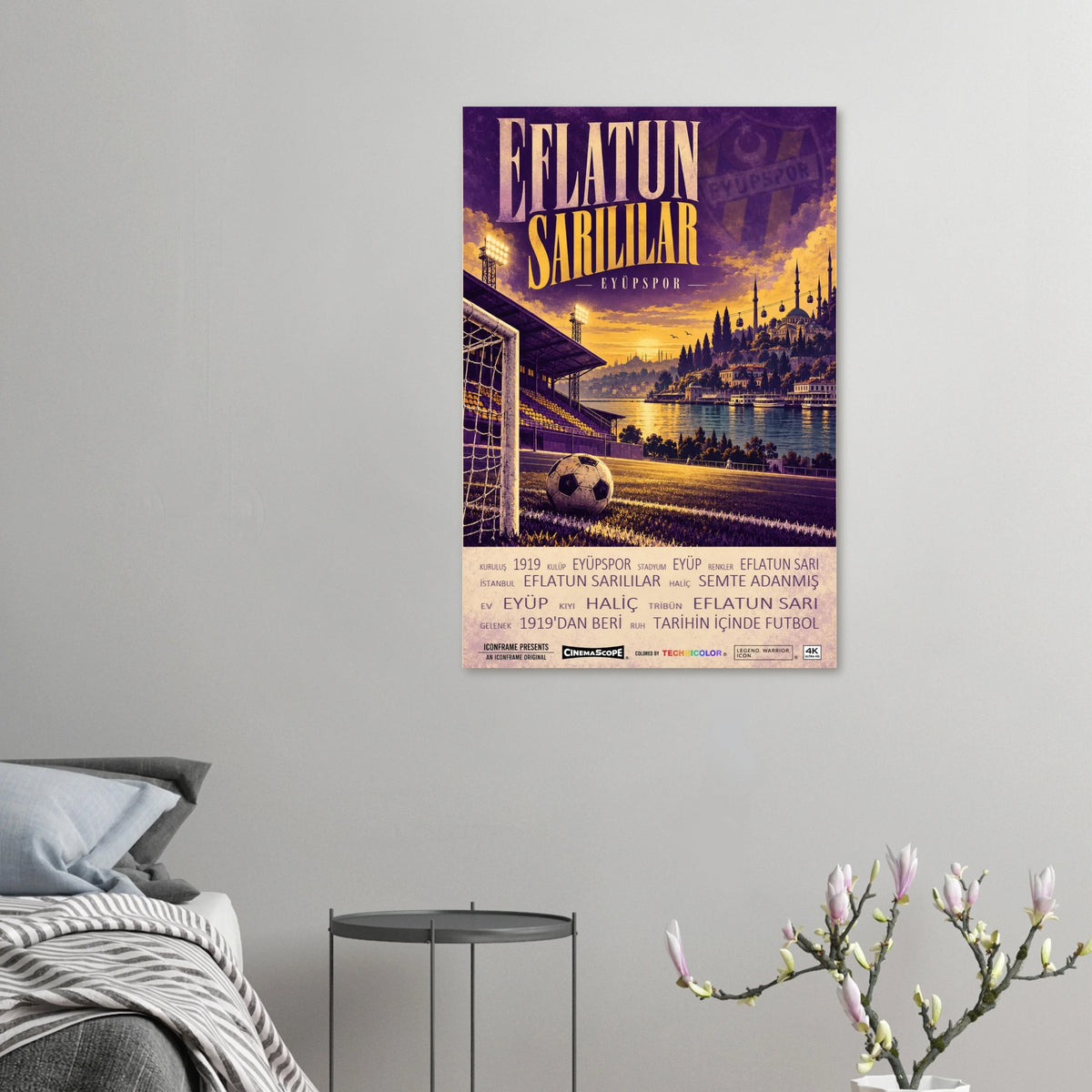 Eyüpspor Poster „Eflatun Sarılılar“ an einer grauen Wand neben einem Bett