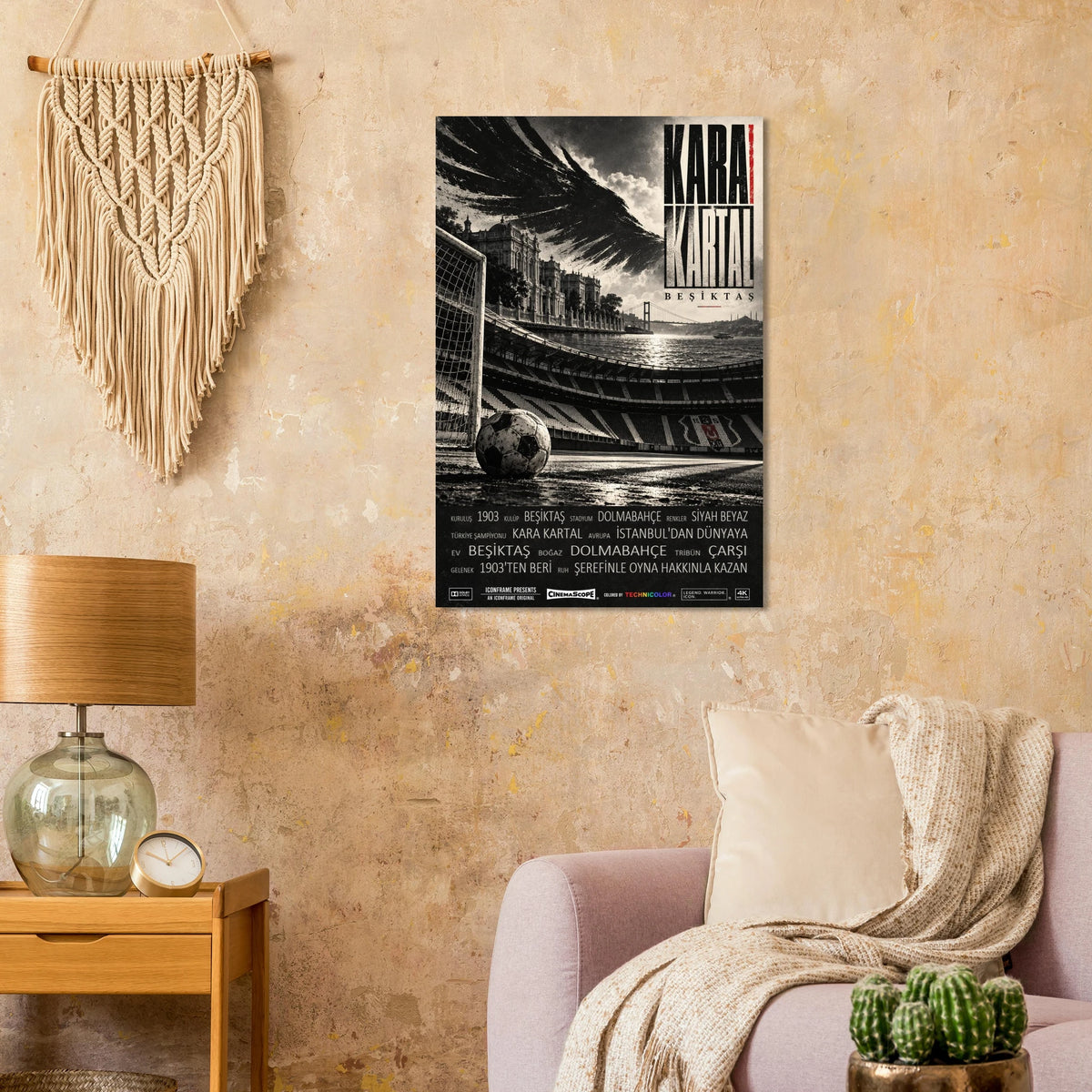 Besiktas Istanbul Poster „Kara Kartal“ an einer beigen Wand neben einem Sessel und einer Tischlampe