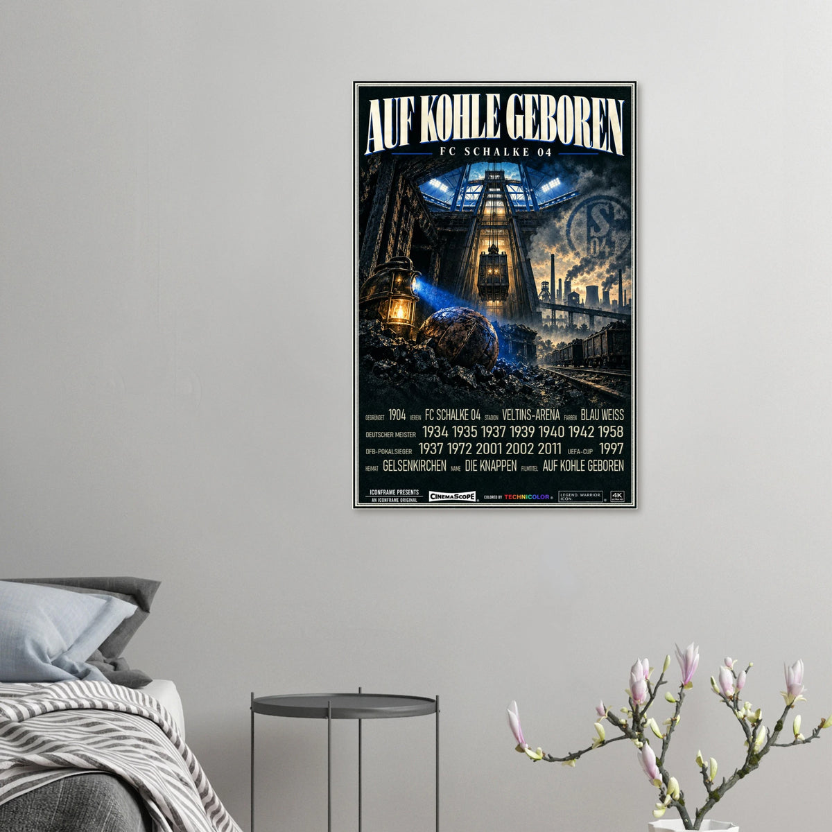 Schalke 04 Poster „Auf Kohle geboren“ an einer grauen Wand neben einem Bett