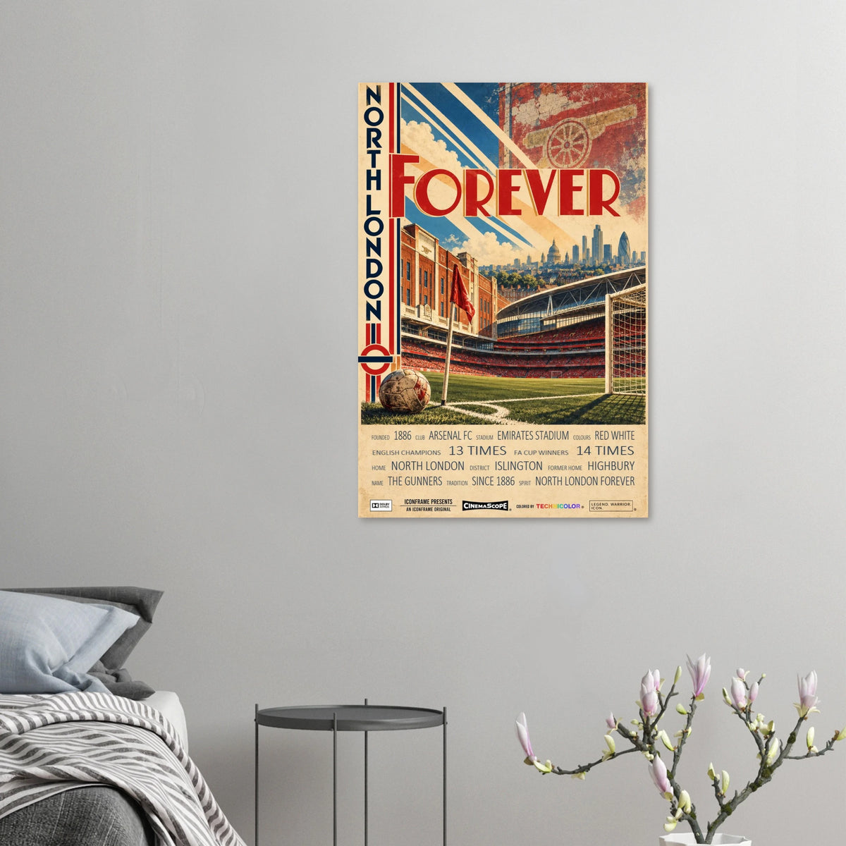 Arsenal Poster „North London Forever“ an einer grauen Wand neben einem Bett