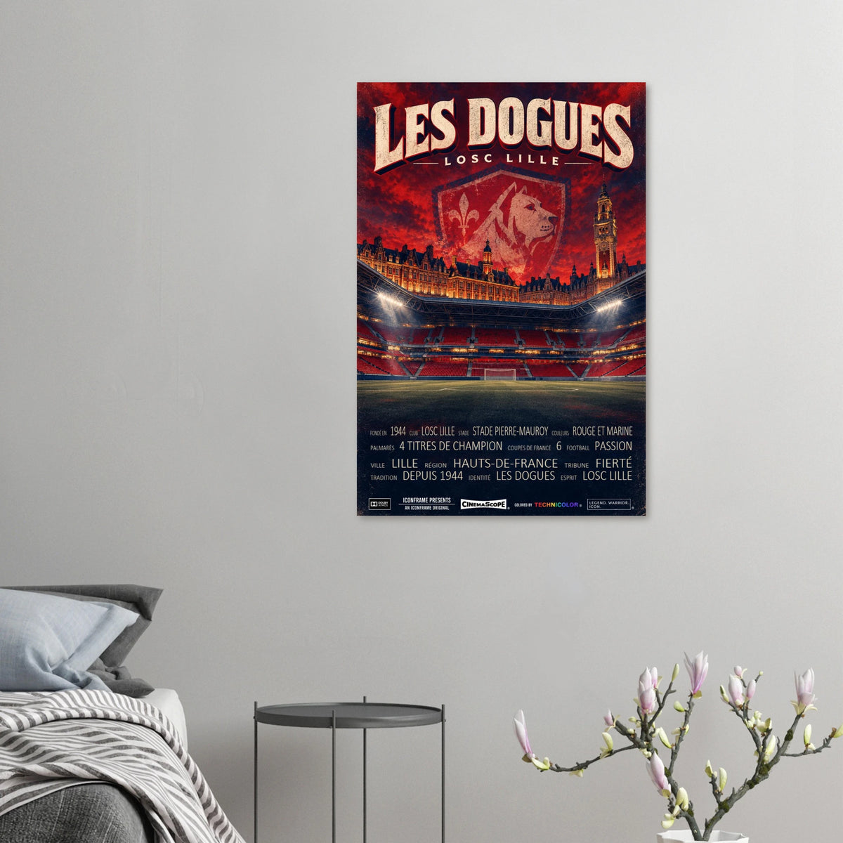 LOSC Lille Poster „Les Dogues“ an einer grauen Wand neben einem Bett
