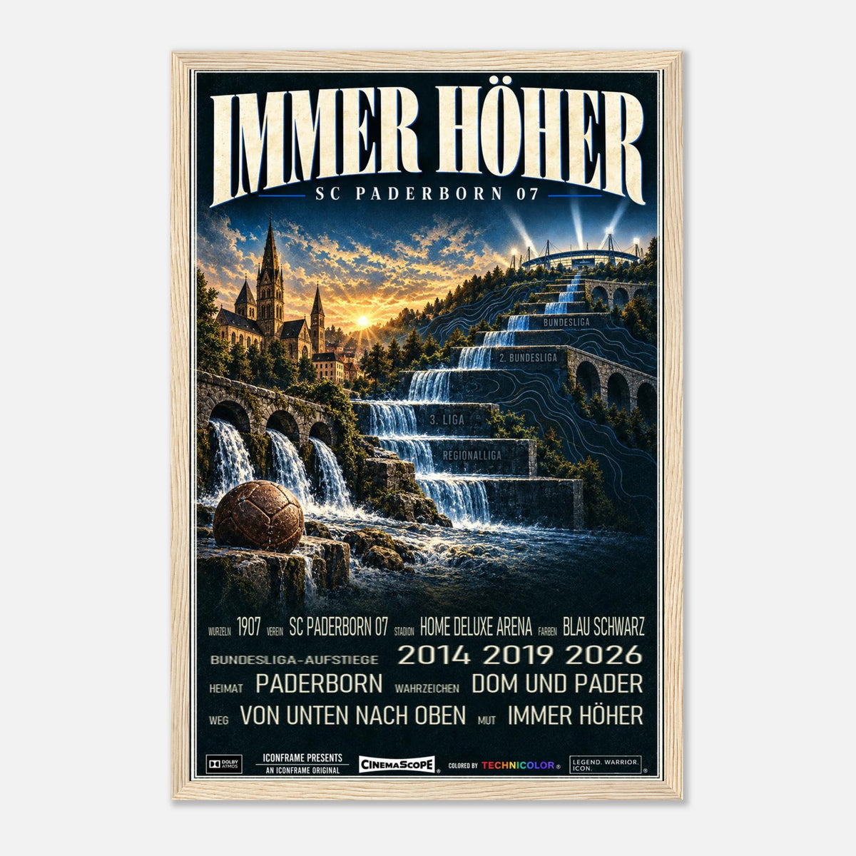 SC Paderborn 07 Poster „Immer höher“ – 30 × 45 cm, mit naturfarbenem Holzrahmen vor hellem Hintergrund