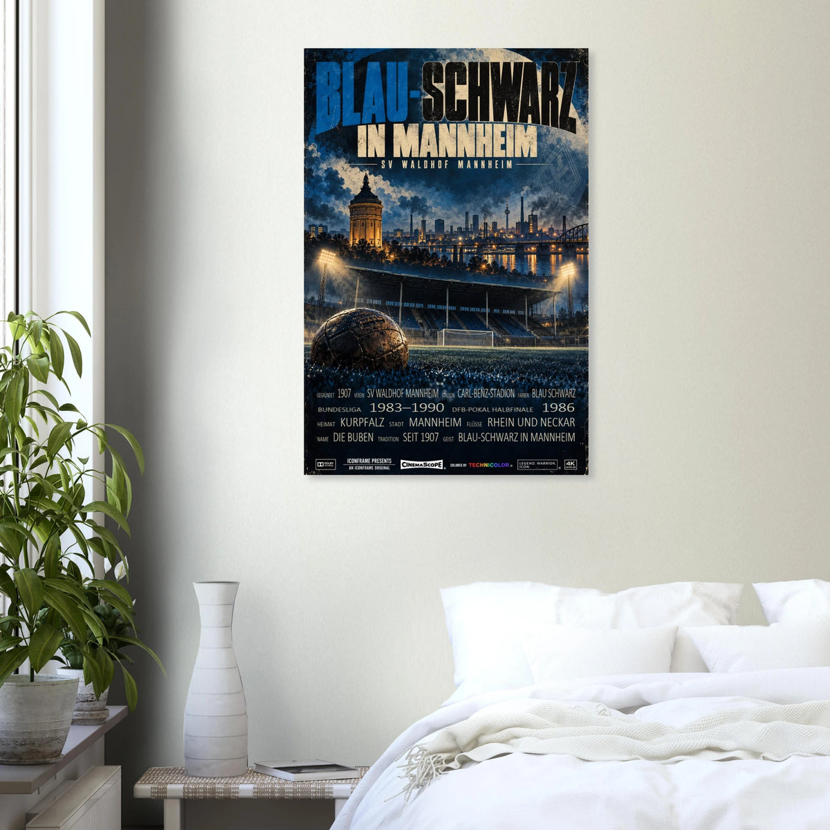 SV Waldhof Mannheim Poster „Blau-Schwarz in Mannheim“ an einer hellen Wand über einem weiß bezogenen Bett