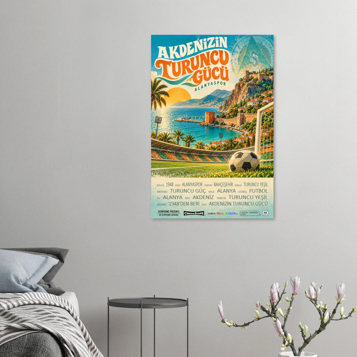 Alanyaspor Poster „Akdeniz’in Turuncu Gücü“ an einer grauen Wand neben einem Bett
