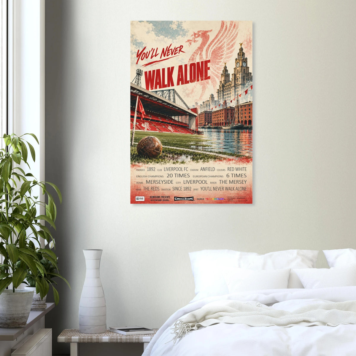 Liverpool Poster „You'll Never Walk Alone“ an einer hellen Wand neben einem weiß bezogenen Bett