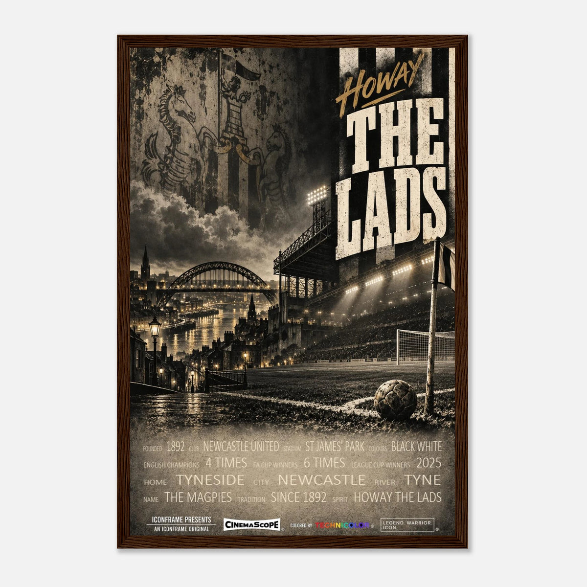 Newcastle United Poster „Howay the Lads“ – 30 × 45 cm, mit dunkelbraunem Holzrahmen vor hellem Hintergrund