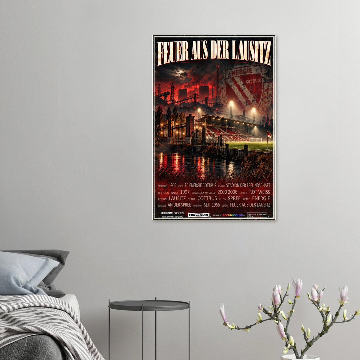 Energie Cottbus Poster „Feuer aus der Lausitz“ an einer grauen Wand neben einem Bett