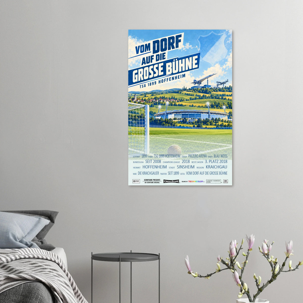 TSG Hoffenheim Poster „Vom Dorf auf die große Bühne“ an einer grauen Wand neben einem Bett