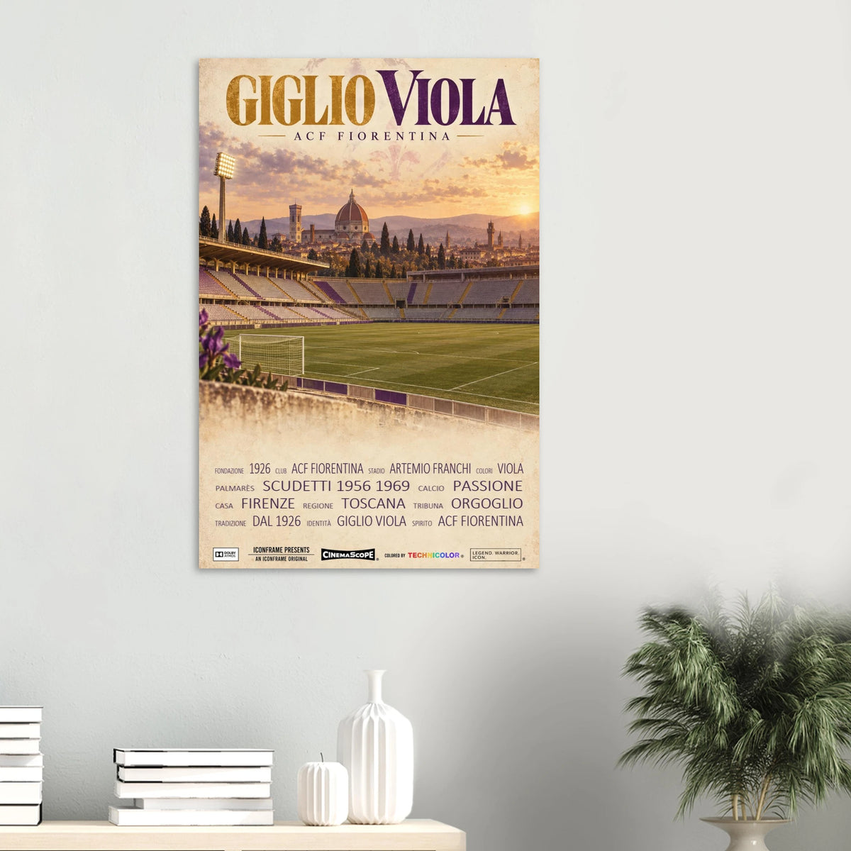 ACF Fiorentina Poster „Giglio Viola“ an einer hellen Wand über einer Ablage mit Büchern und Vasen