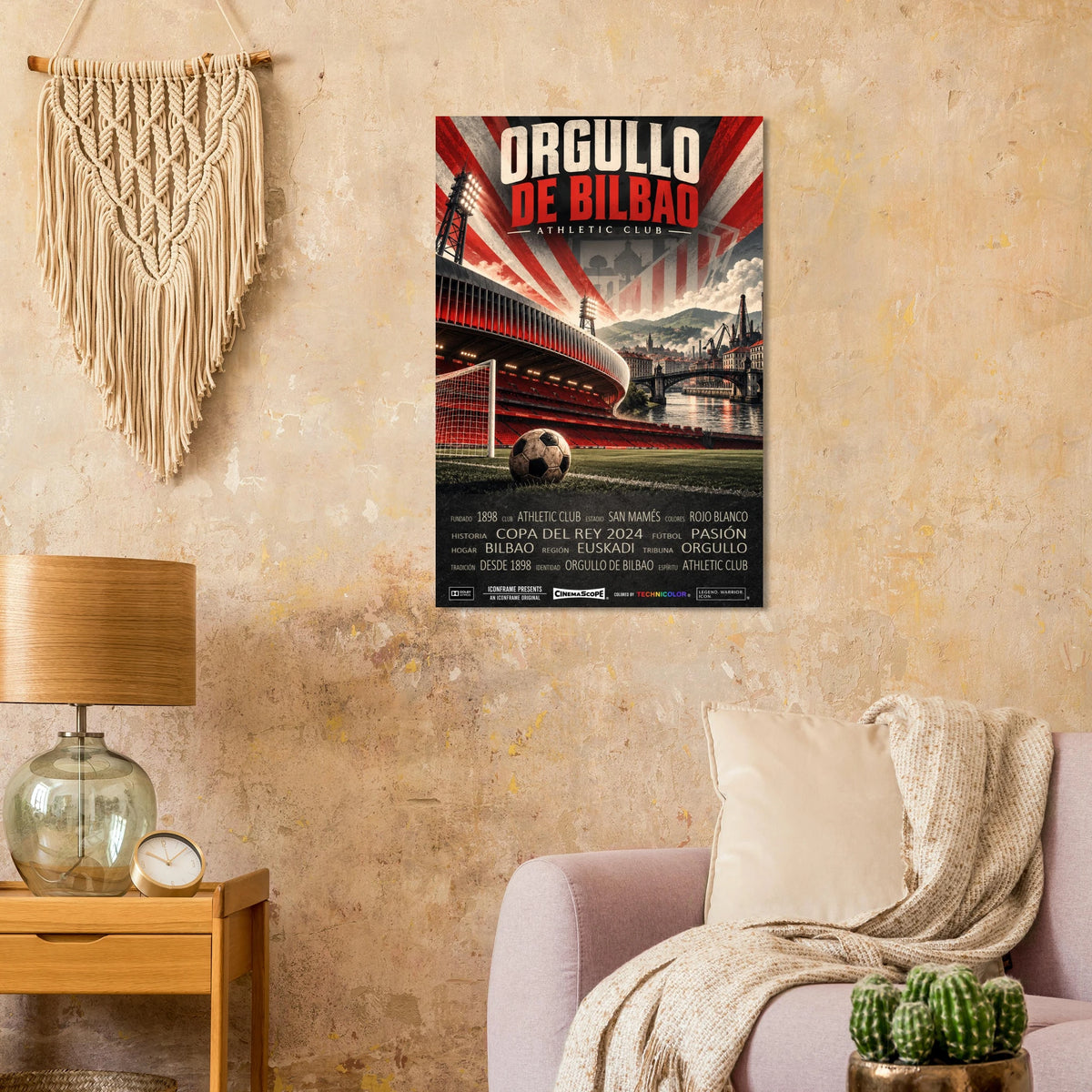 Athletic Bilbao Poster „Orgullo de Bilbao“ an einer warmen beigen Wand neben einem Sessel