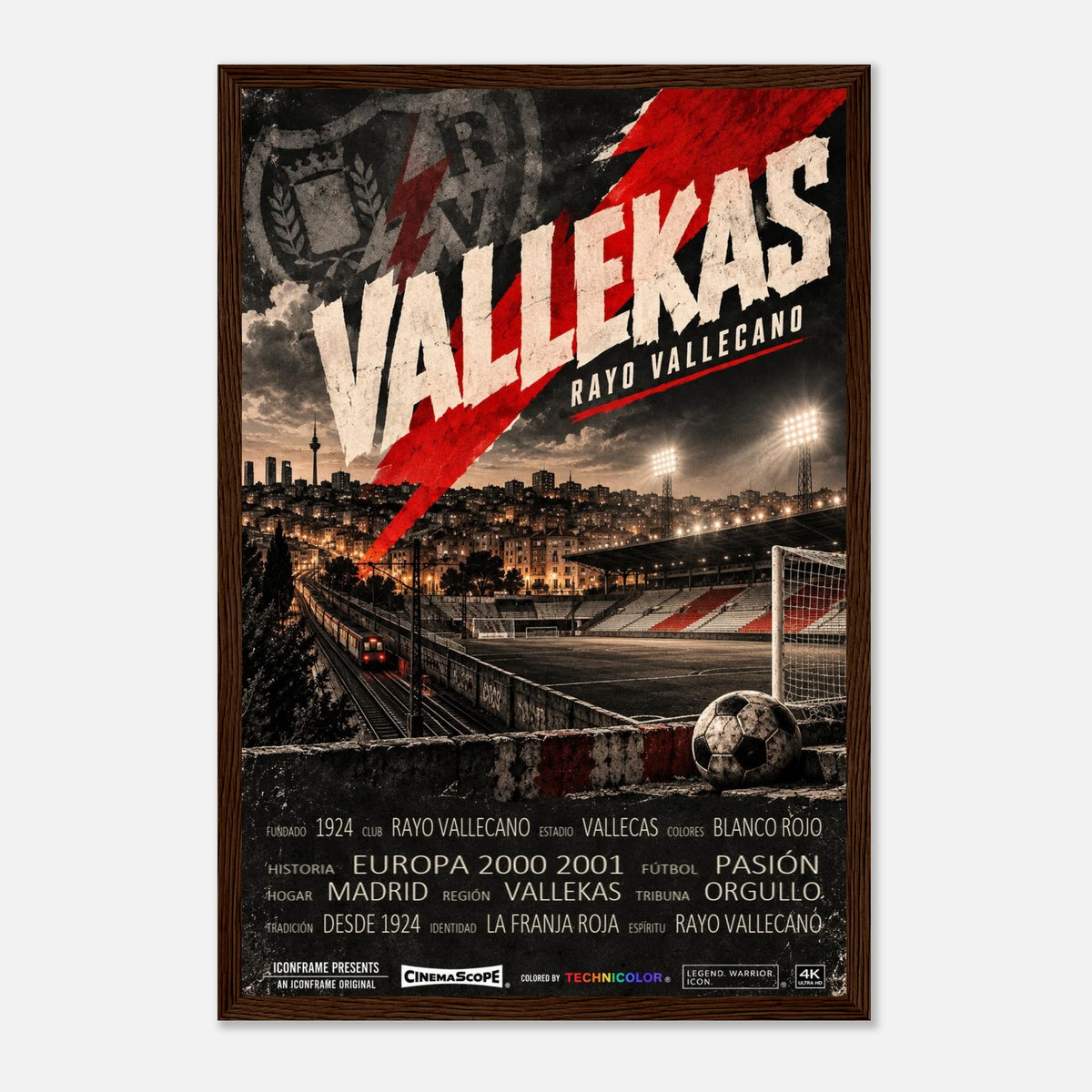 Rayo Vallecano Poster „Vallekas“ – 30 × 45 cm, mit dunkelbraunem Holzrahmen vor hellem Hintergrund