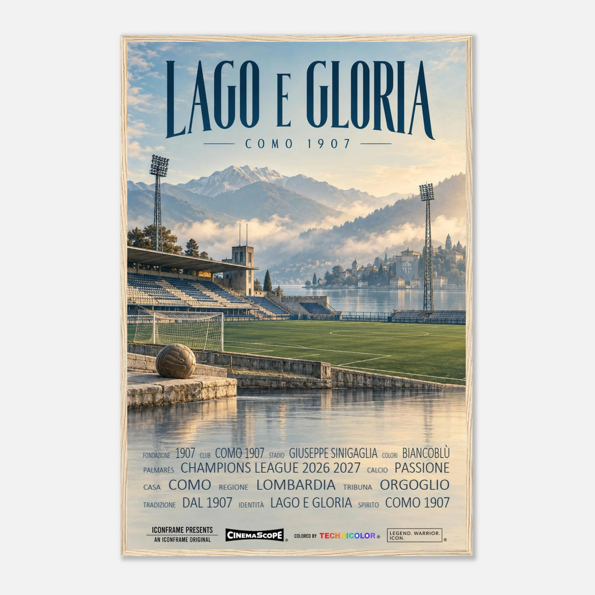 Como 1907 Poster „Lago e Gloria“ – 60 × 90 cm, mit naturfarbenem Holzrahmen vor hellem Hintergrund