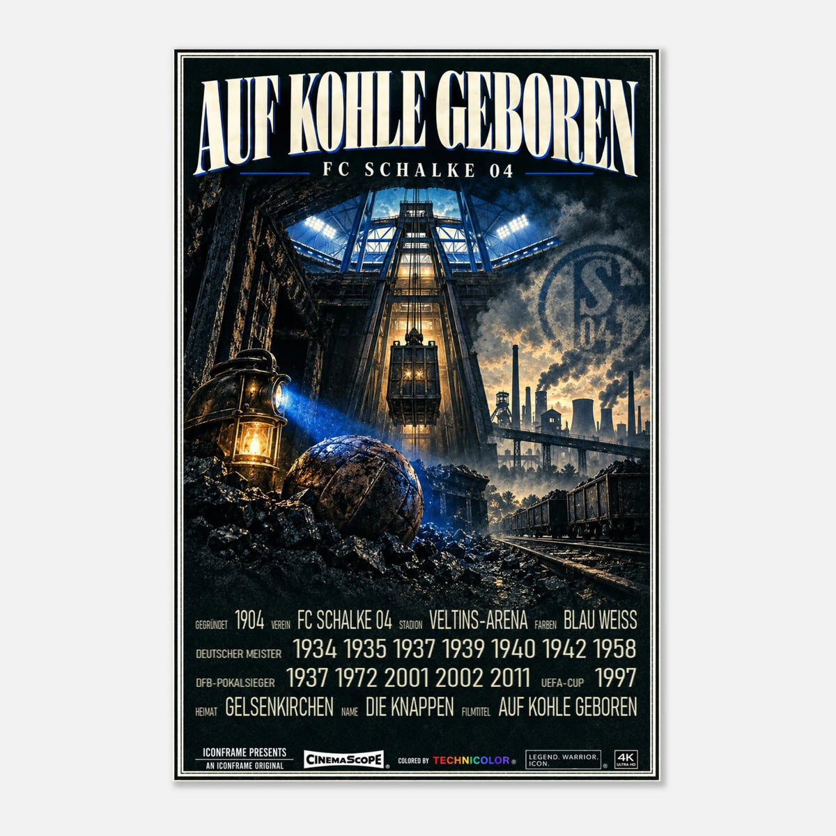 Schalke 04 Poster „Auf Kohle geboren“ – mit weißem Holzrahmen vor hellem Hintergrund