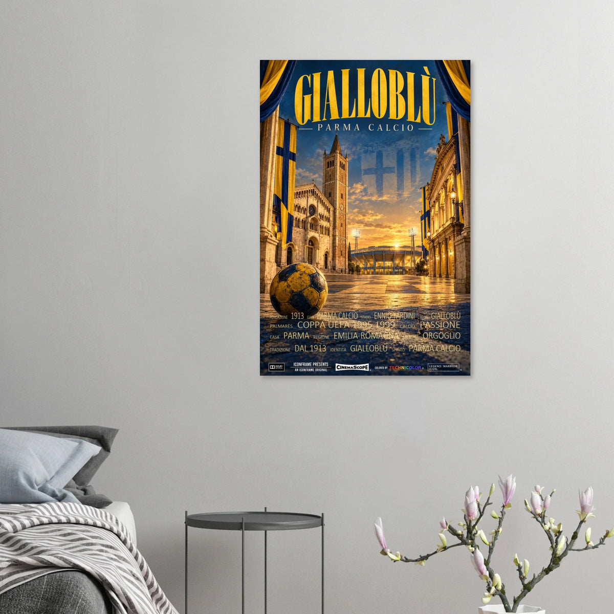 Parma Calcio Poster „Gialloblù“ an einer grauen Wand neben einem Bett