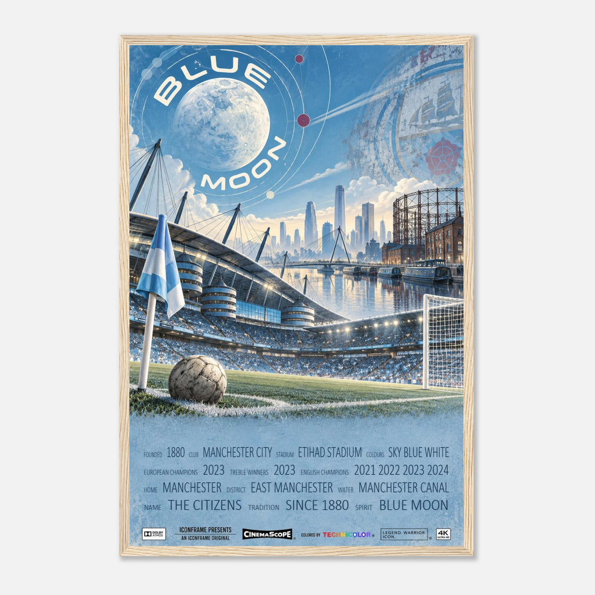 Manchester City Poster „Blue Moon“ – 40 × 60 cm, mit naturfarbenem Holzrahmen vor hellem Hintergrund