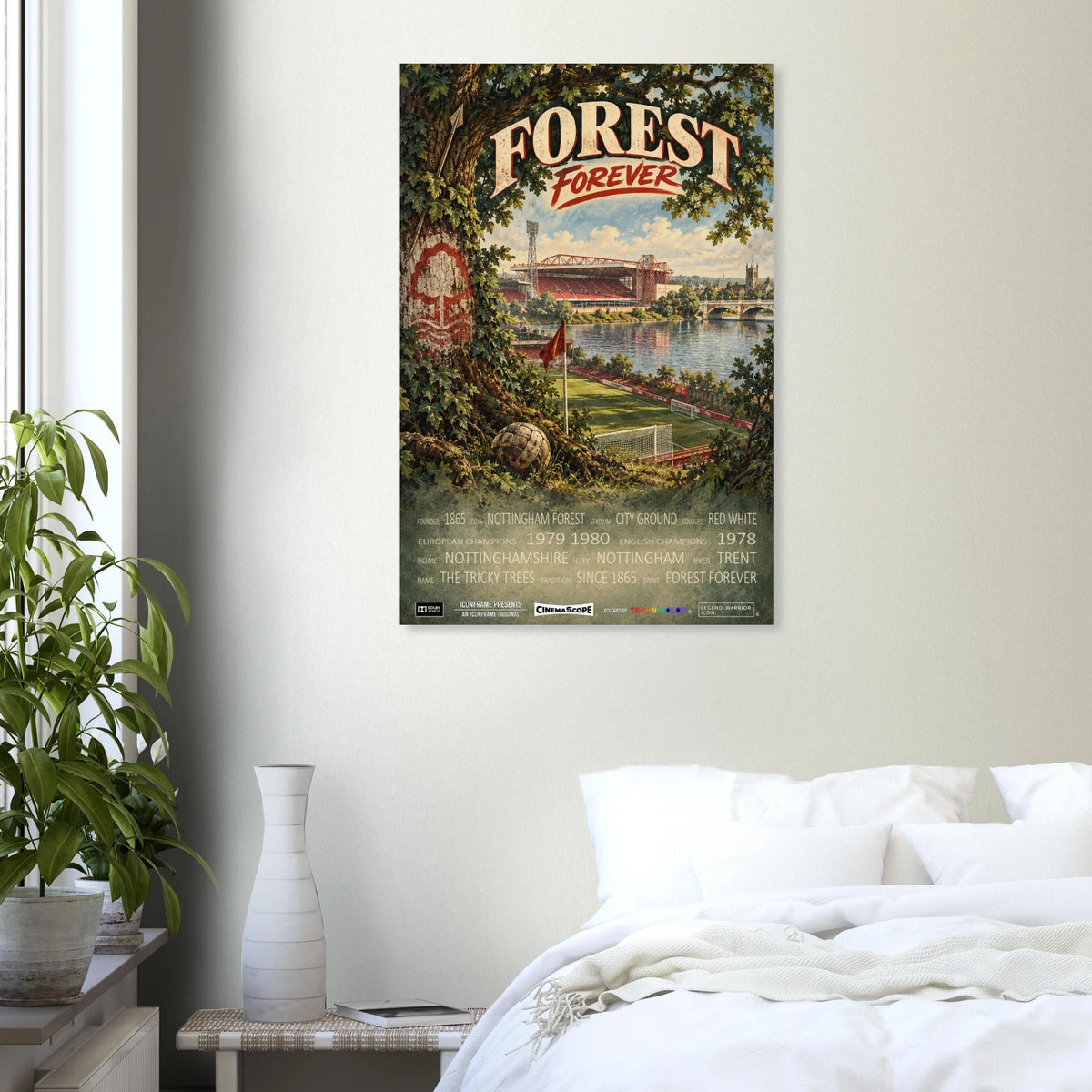 Nottingham Forest Poster „Forest Forever“ an einer hellen Wand neben einem weiß bezogenen Bett