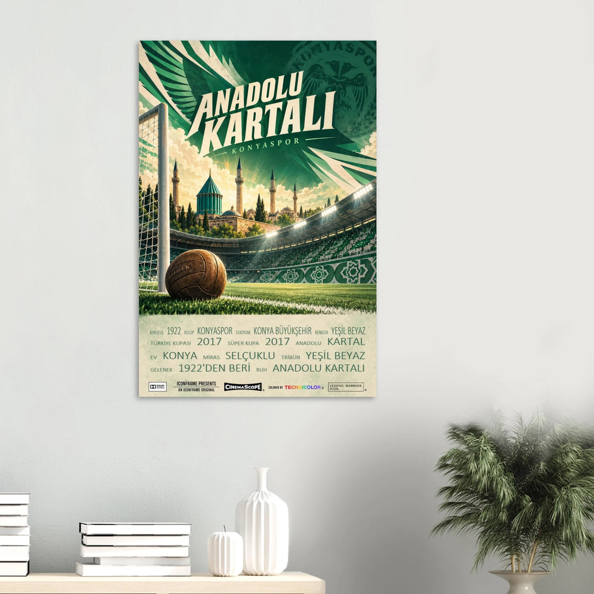 Konyaspor Poster „Anadolu Kartalı“ an einer hellen Wand über einer Ablage mit Büchern und Vasen