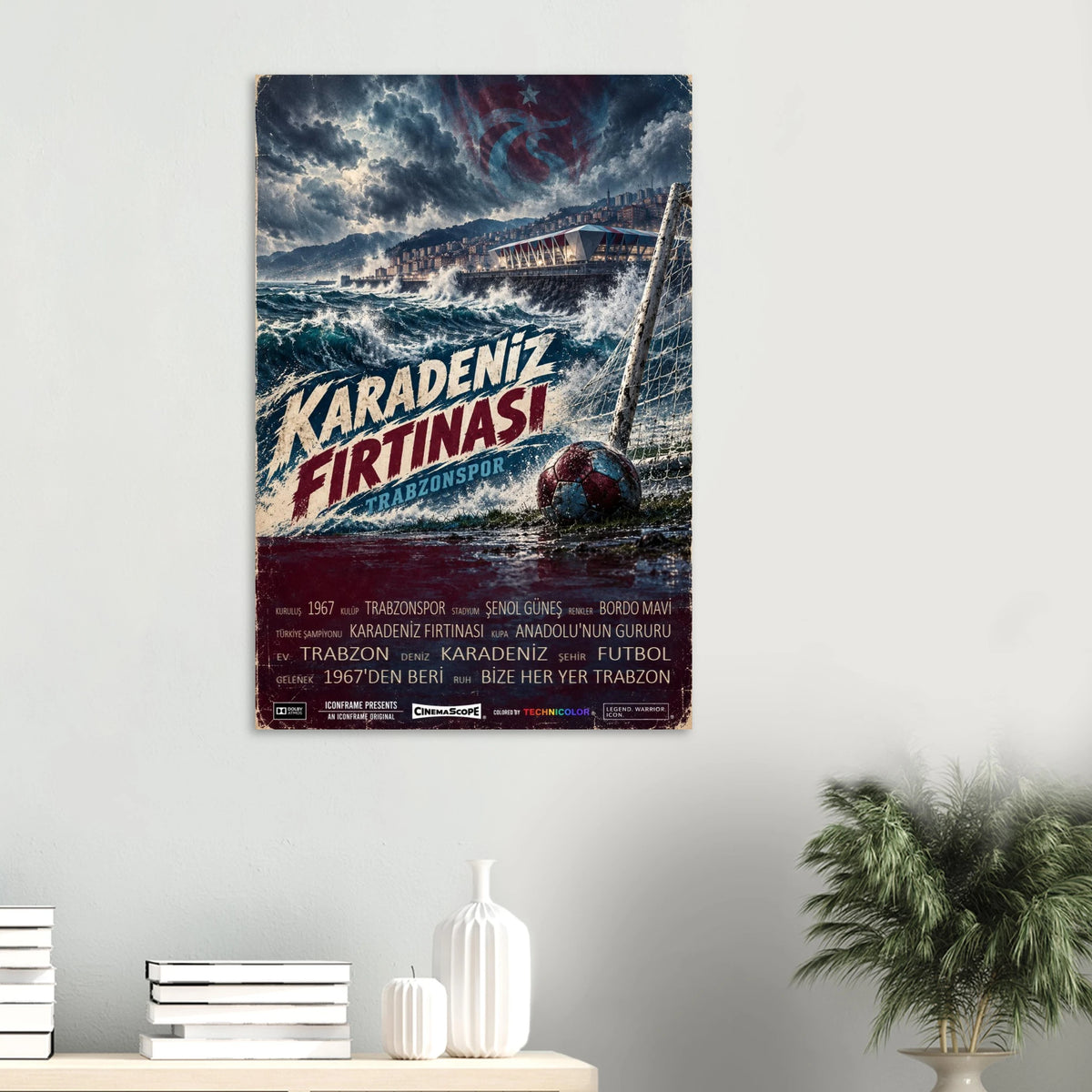 Trabzonspor Poster „Karadeniz Fırtınası“ an einer hellen Wand über einer Ablage mit Büchern und Vasen