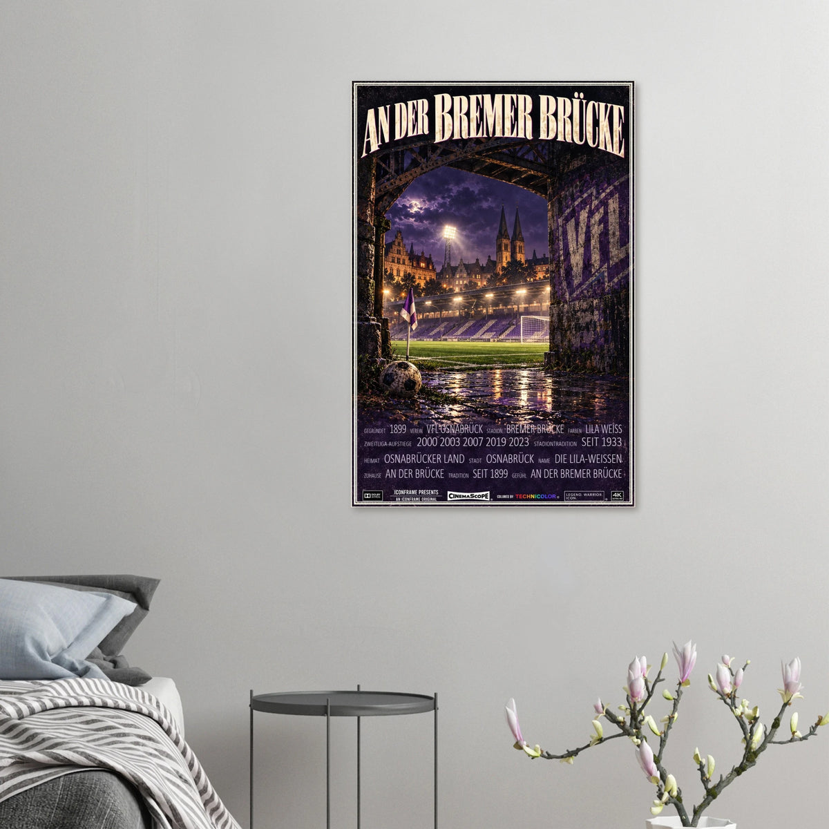 VfL Osnabrück Poster „An der Bremer Brücke“ an einer grauen Wand neben einem Bett
