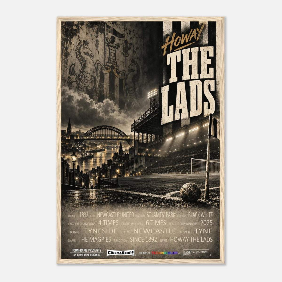 Newcastle United Poster „Howay the Lads“ – 40 × 60 cm, mit naturfarbenem Holzrahmen vor hellem Hintergrund