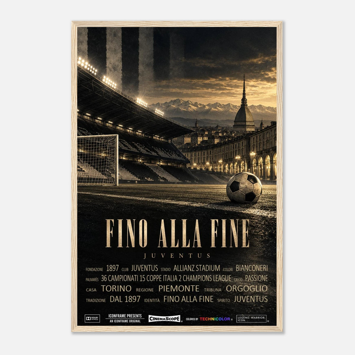 Juventus Turin Poster „Fino alla Fine“ – 40 × 60 cm, mit naturfarbenem Holzrahmen vor hellem Hintergrund