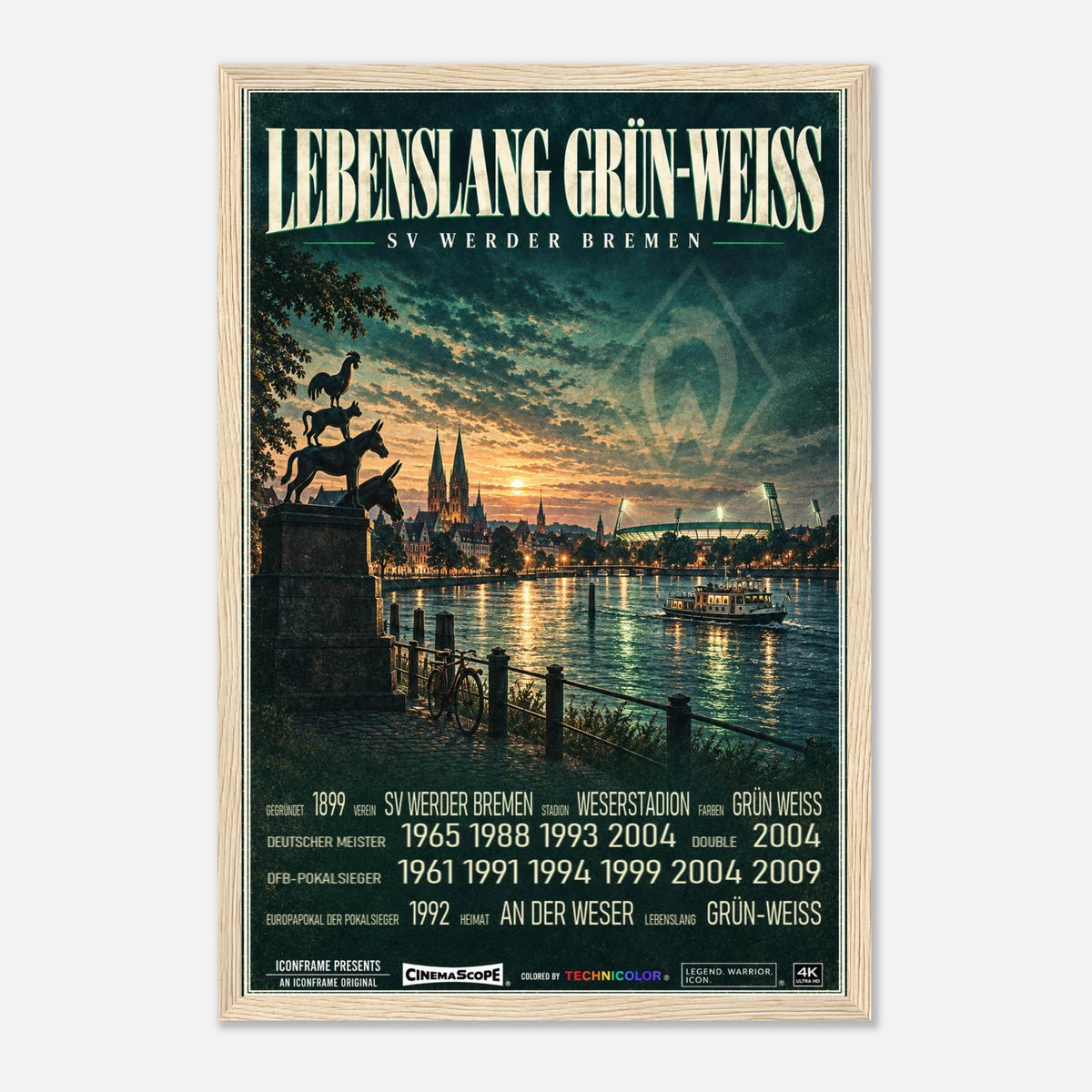 Werder Bremen Poster „Lebenslang Grün-Weiß“ – 30 × 45 cm, mit naturfarbenem Holzrahmen vor hellem Hintergrund