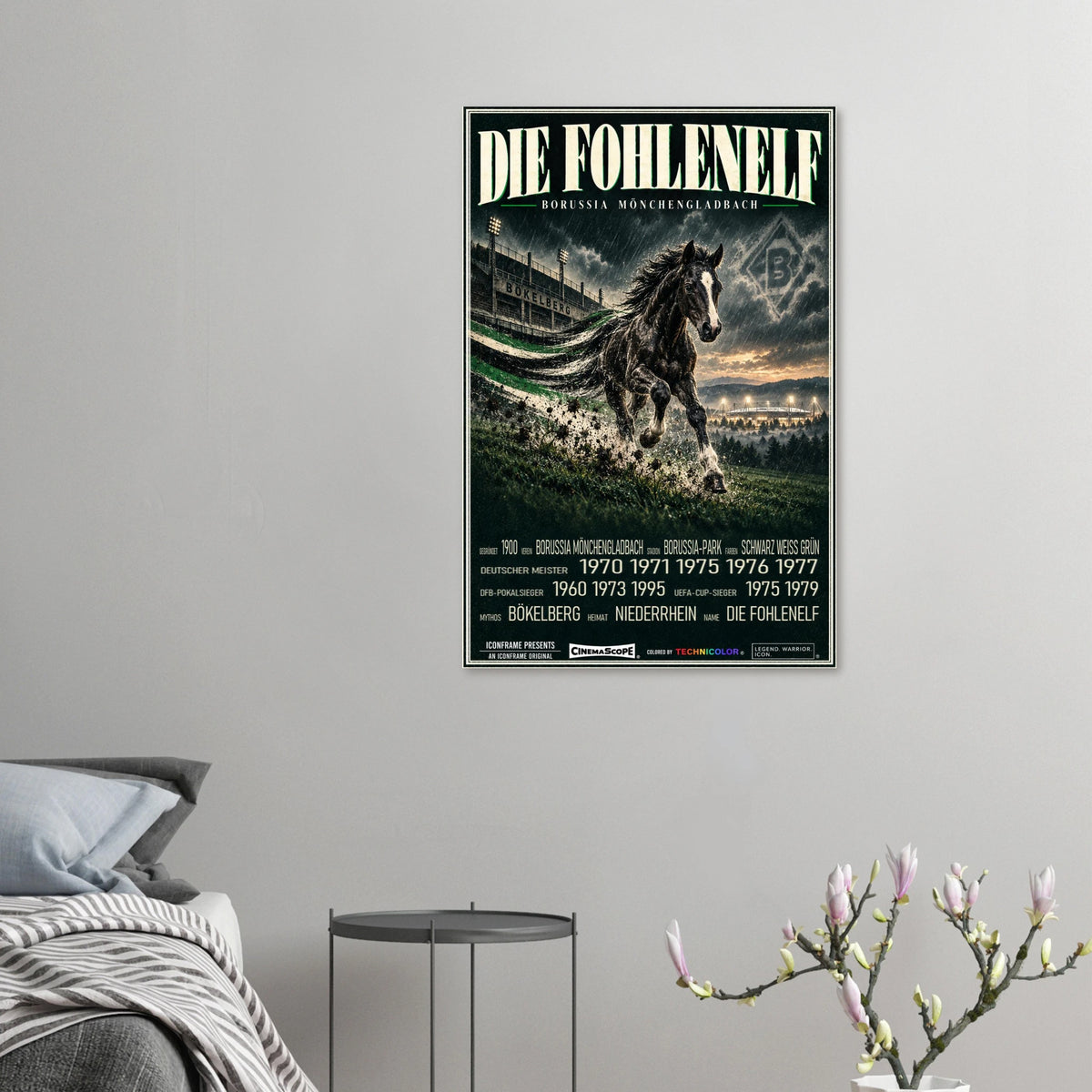 Borussia Mönchengladbach Poster „Die Fohlenelf“ an einer grauen Wand neben einem Bett