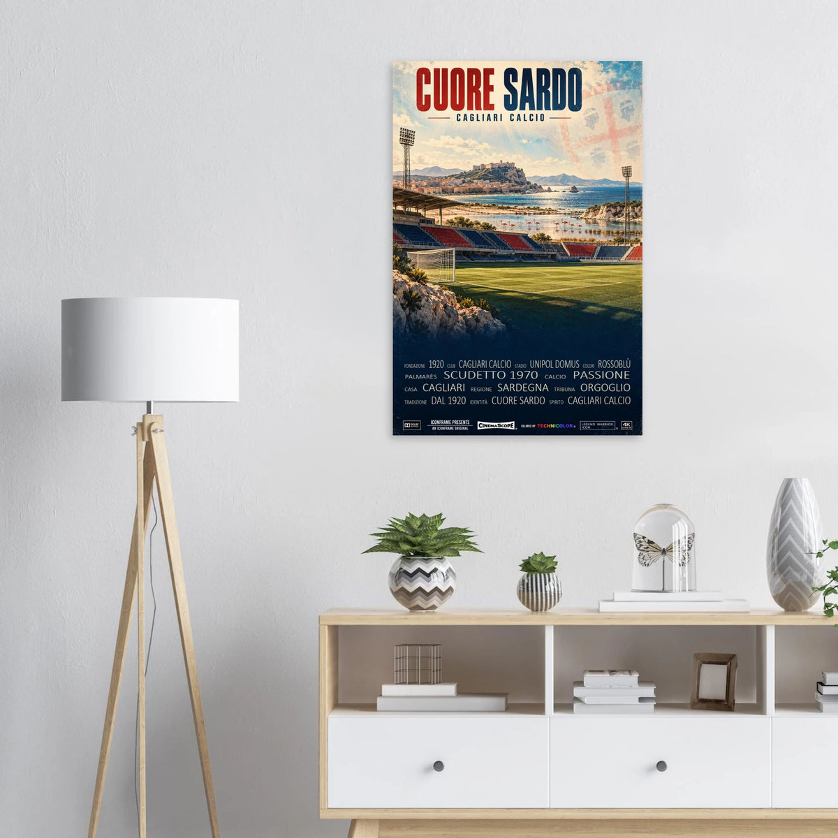 Cagliari Calcio Poster „Cuore Sardo“ an einer hellen Wand über einem Sideboard neben einer Stehlampe