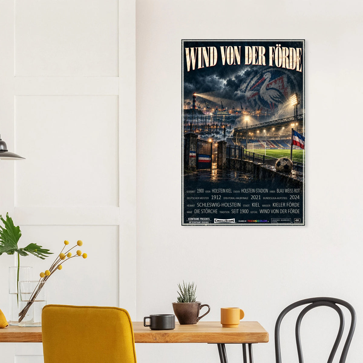 Holstein Kiel Poster „Wind von der Förde“ an einer hellen Wand über einem Esstisch