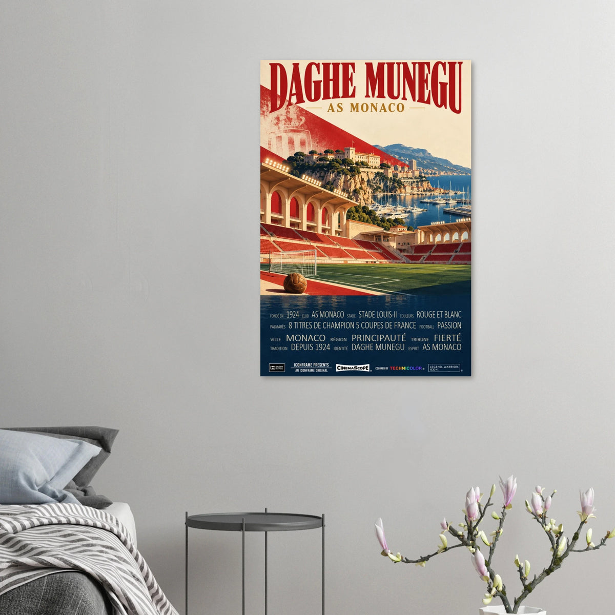 AS Monaco Poster „Daghe Munegu“ an einer grauen Wand neben einem Bett