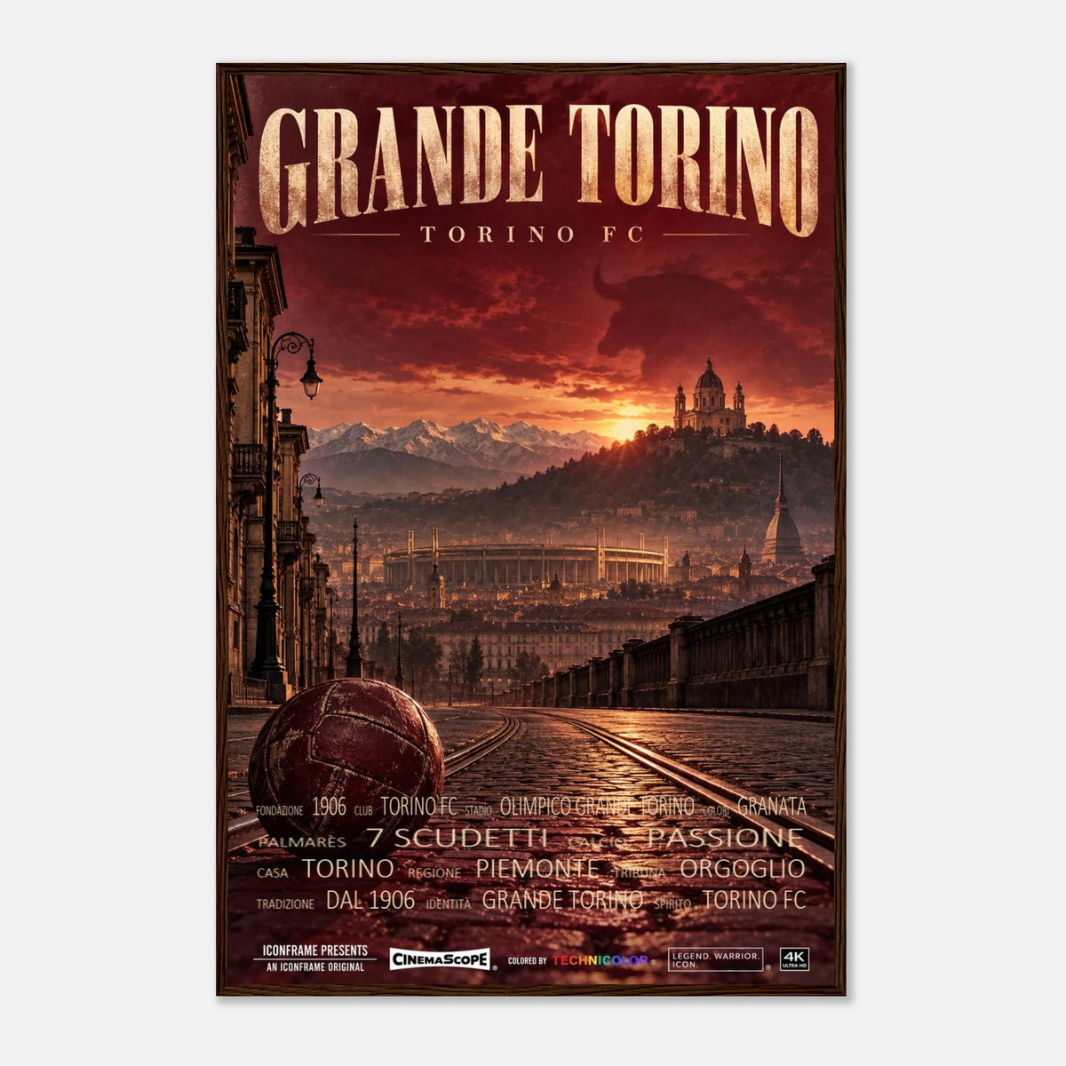 FC Turin Poster „Grande Torino“ – 60 × 90 cm, mit dunkelbraunem Holzrahmen vor hellem Hintergrund