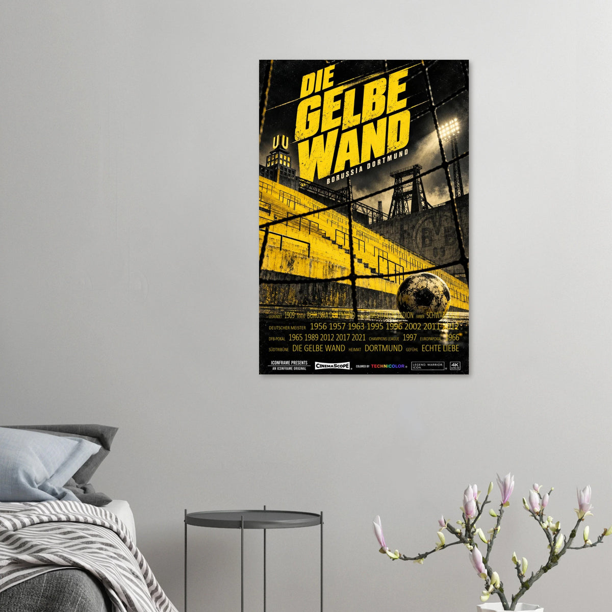 Borussia Dortmund Poster „Die gelbe Wand“ an einer grauen Wand neben einem Bett