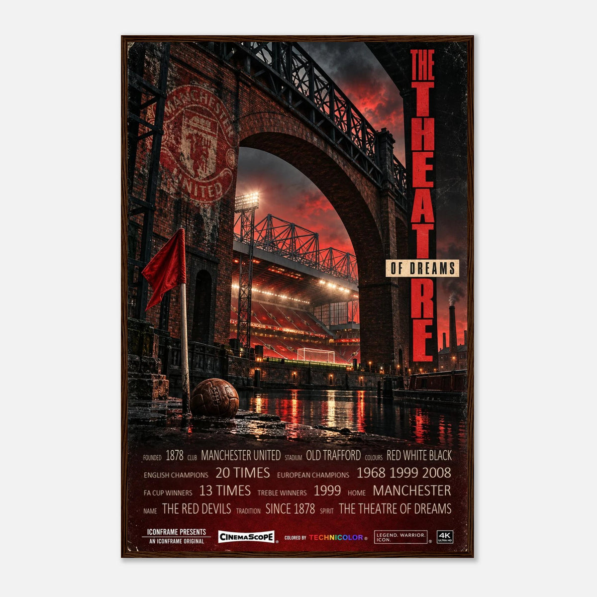 Manchester United Poster „The Theatre of Dreams“ – 60 × 90 cm, mit dunkelbraunem Holzrahmen vor hellem Hintergrund