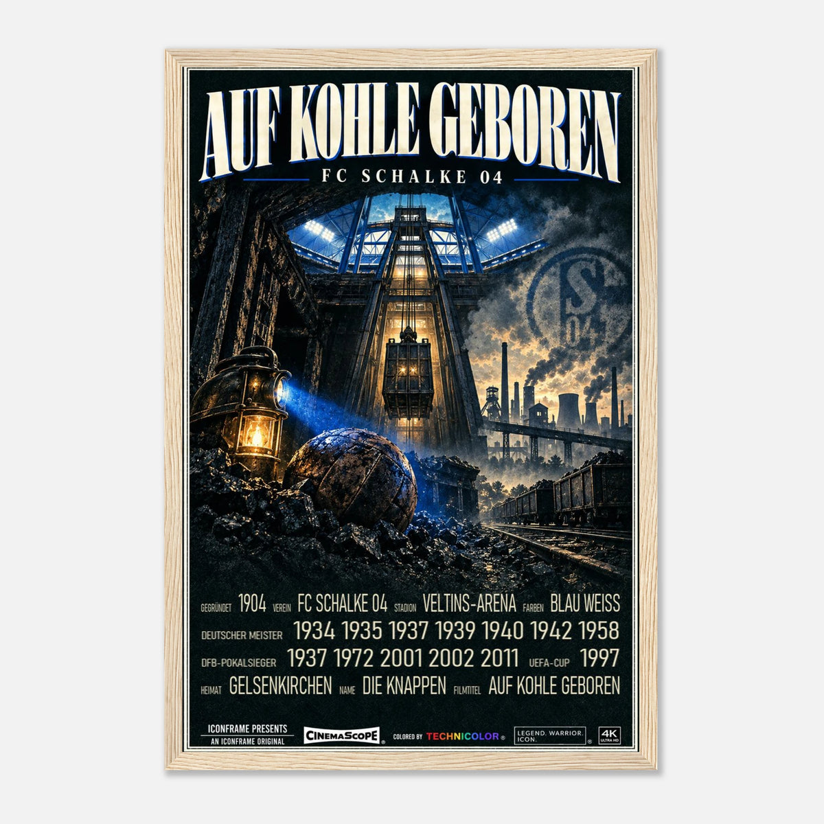 Schalke 04 Poster „Auf Kohle geboren“ – 30 × 45 cm, mit naturfarbenem Holzrahmen vor hellem Hintergrund