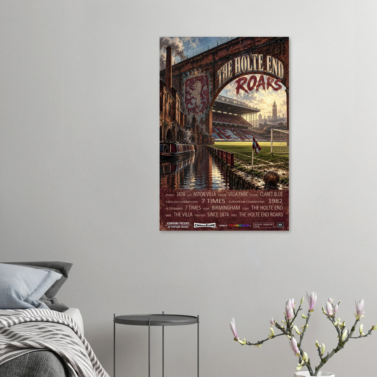 Aston Villa Poster „The Holte End Roars“ an einer grauen Wand neben einem Bett