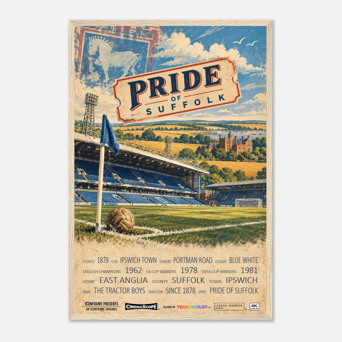 Ipswich Town Poster „Pride of Suffolk“ – 40 × 60 cm, mit naturfarbenem Holzrahmen vor hellem Hintergrund