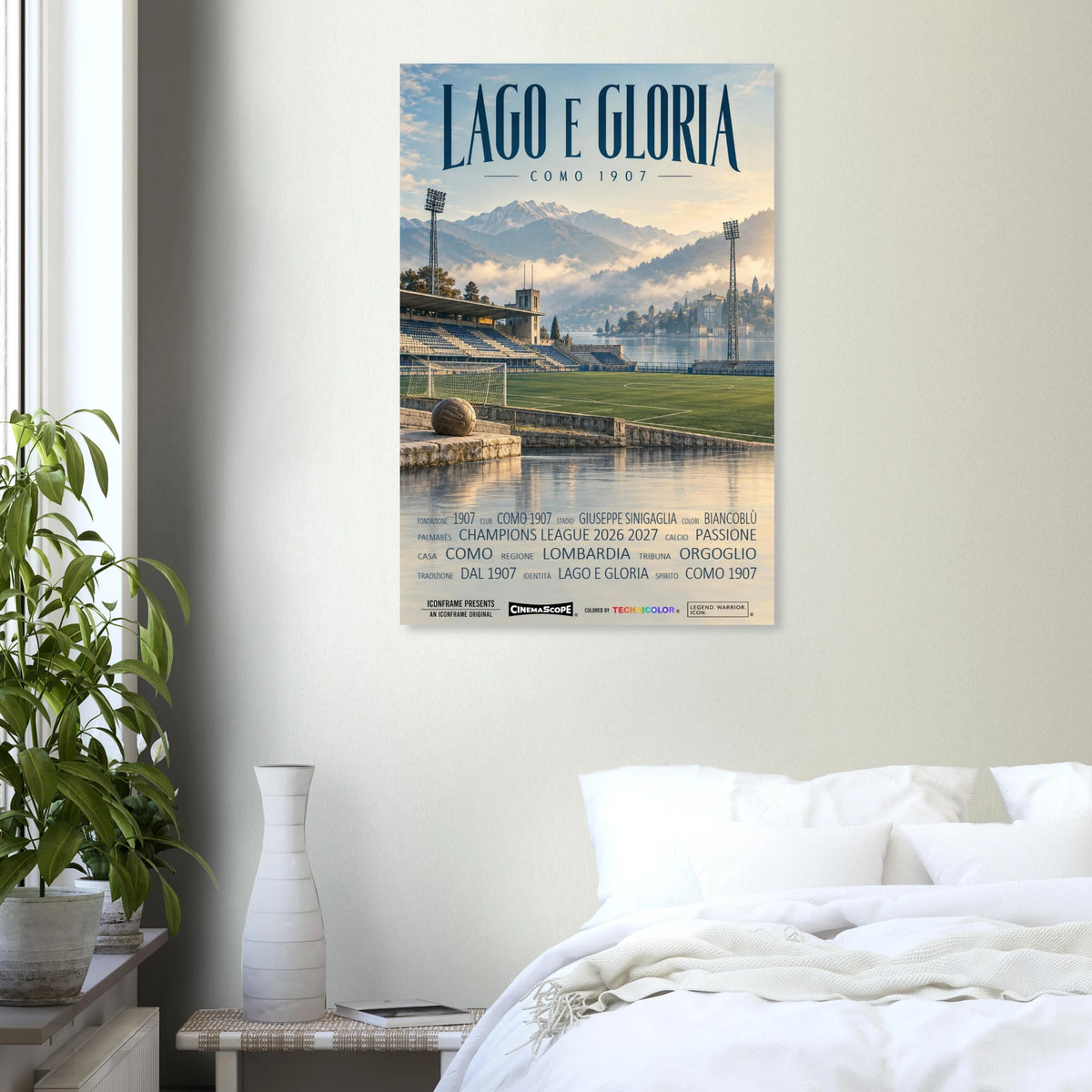 Como 1907 Poster „Lago e Gloria“ an einer hellen Wand über einem weiß bezogenen Bett