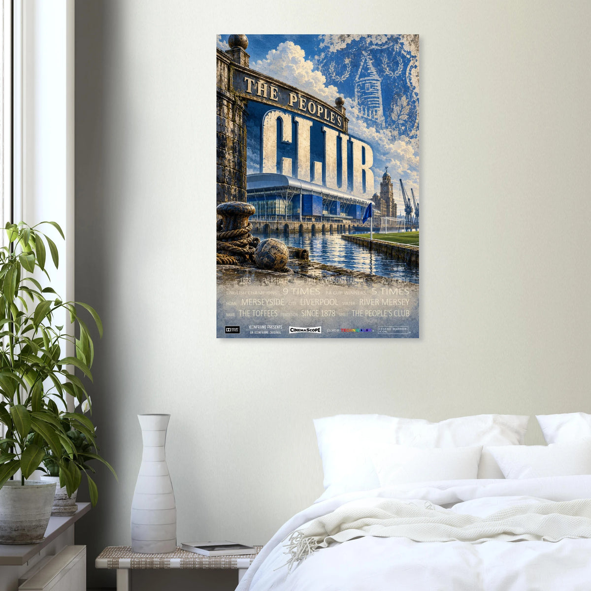 Everton Poster „The People's Club“ an einer hellen Wand neben einem weiß bezogenen Bett
