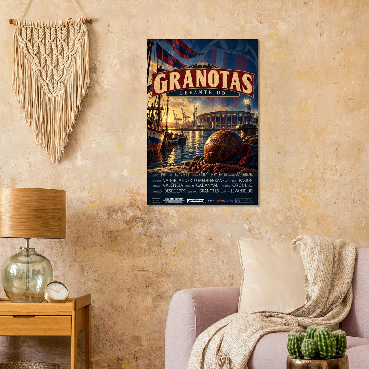 Levante UD Poster „Granotas“ an einer warmen beigen Wand neben einem Sessel