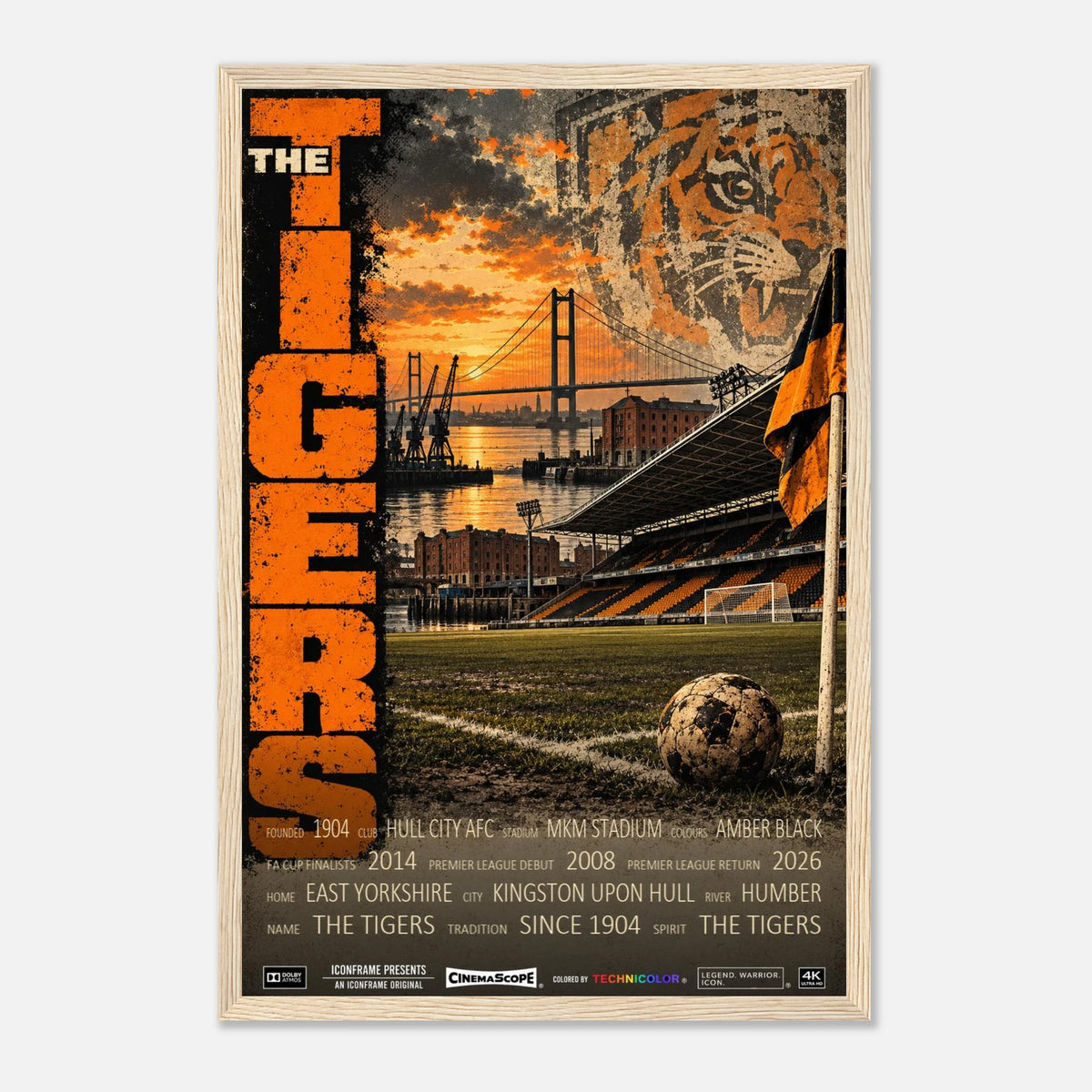 Hull City Poster „The Tigers“ – 30 × 45 cm, mit naturfarbenem Holzrahmen vor hellem Hintergrund