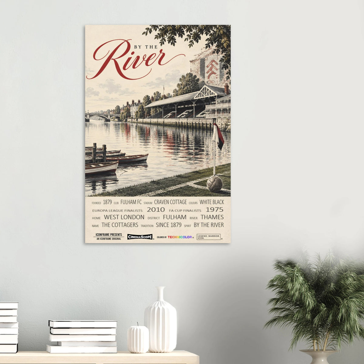 Fulham Poster „By the River“ an einer hellen Wand über Büchern und weißen Vasen