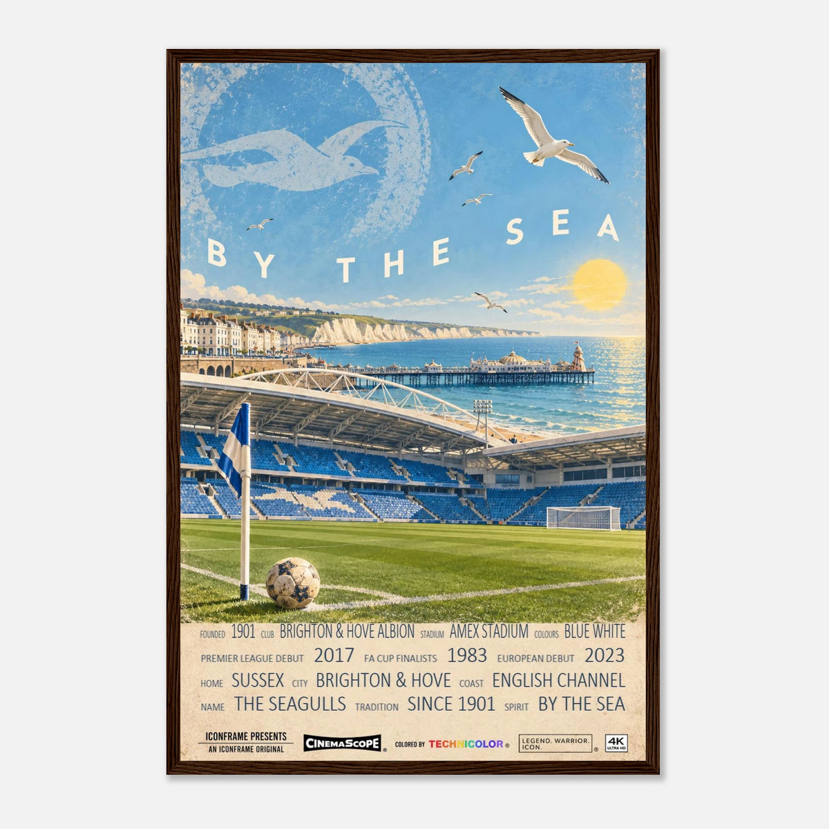 Brighton & Hove Albion Poster „By the Sea“ – 40 × 60 cm, mit dunkelbraunem Holzrahmen vor hellem Hintergrund