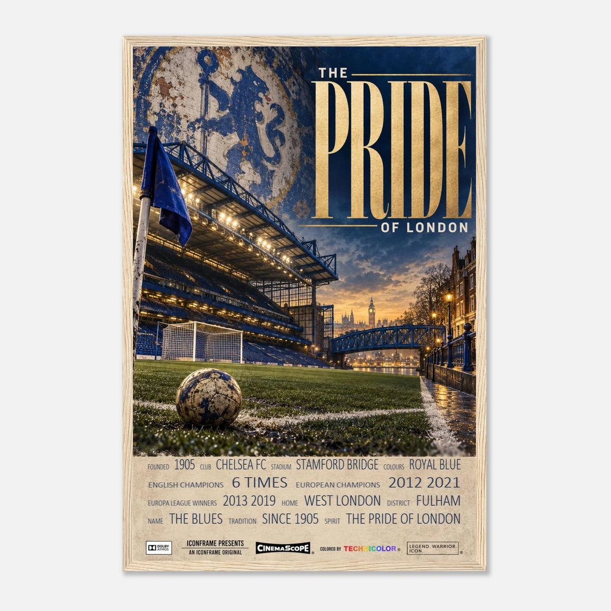 Chelsea Poster „The Pride of London“ – 40 × 60 cm, mit naturfarbenem Holzrahmen vor hellem Hintergrund