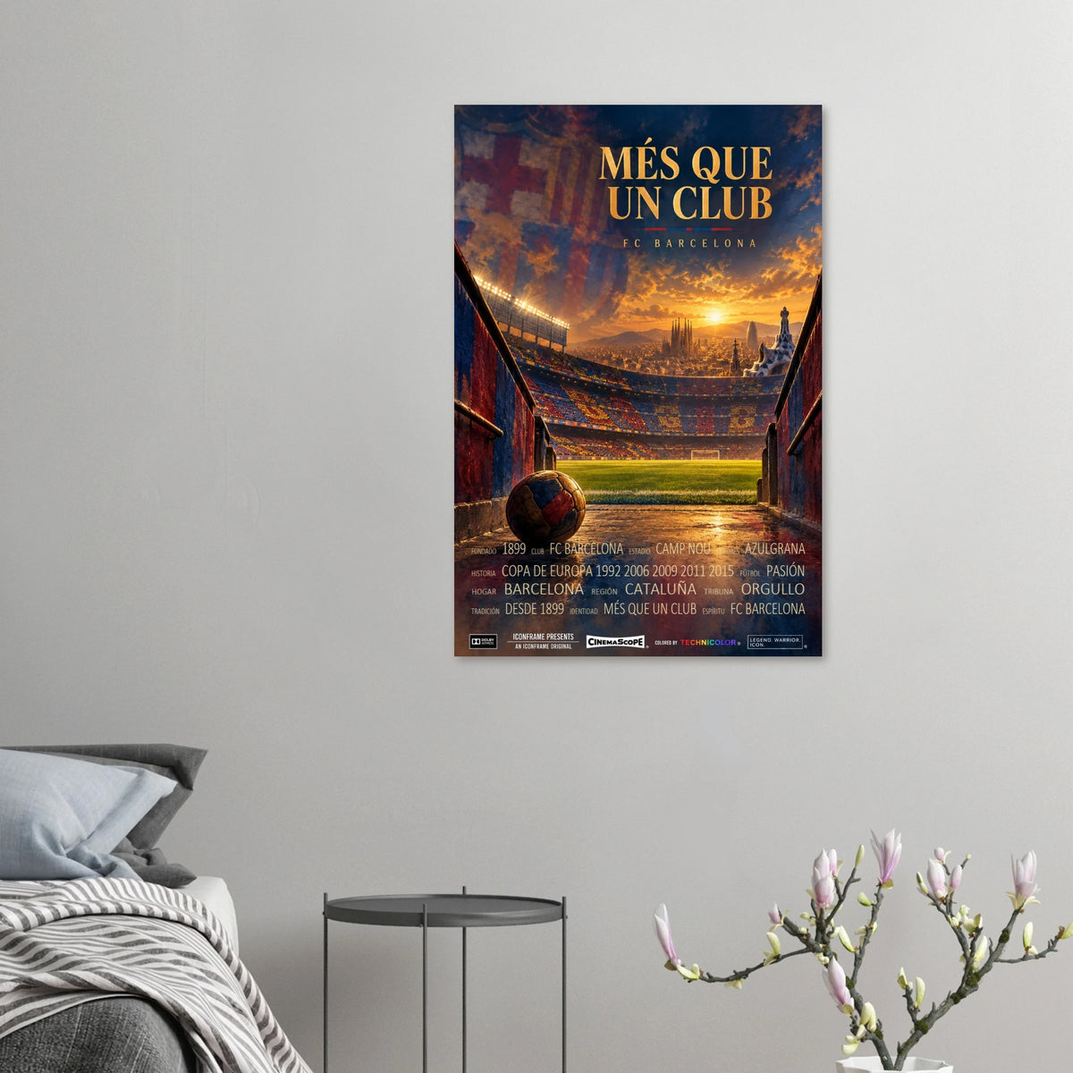 FC Barcelona Poster „Més que un club“ an einer grauen Wand neben einem Bett